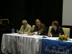 El Ing. Alejando Lotti, el Dr. Alejandro Castillo y el Ing. Cristian Feldkamp durante la discusión de la sección de Sistemas de Producción