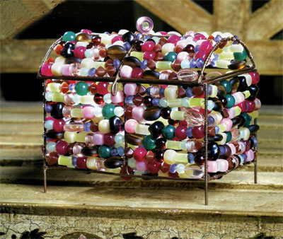 образец сундучка на проволочной основе обтянутый нитями с бусинами