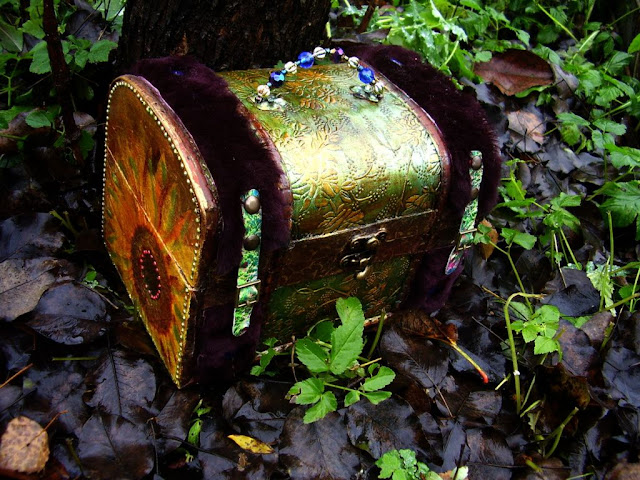 картонный сундук украшенный мехом, тесненной бумагой и раскрашенный акрилом