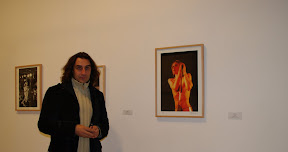 Javier Panera junto a las obras expuestas