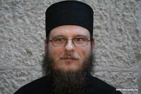 МАНАСТИР РЕЖЕВИЋИ Настојатељ: Јеромонах ЈЕФРЕМ Савин; (рођен 17.априла 1982.г. у Мостару, студент Богословског Факултета Св.Василија Острошког у Фочи, замонашен 22. јуна 2003.г. у манастиру Режевићи, ркп. у чин ђакона на Малу Госпојину 2006.г. у ман. Подластва Грбаљска, а у чин презвитера 22.октобра 2006.г. у ман. Режевићи).
