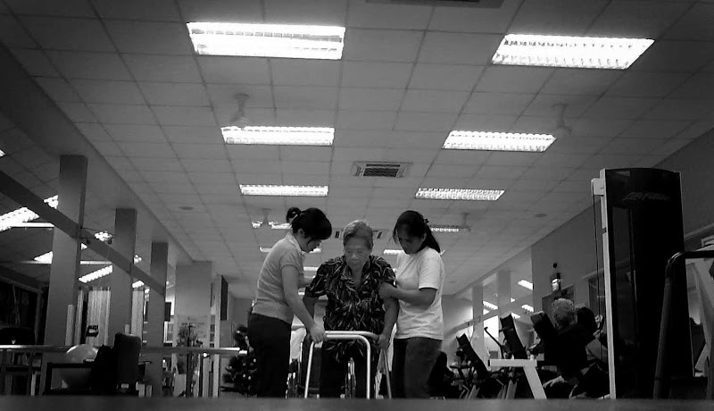My grandmother undergoes physio-theraphy on 13 Dec., 2007 after suffering a stroke on the right side of her brain. This photo was shot using a 2 mega-pixel Nokia phone.