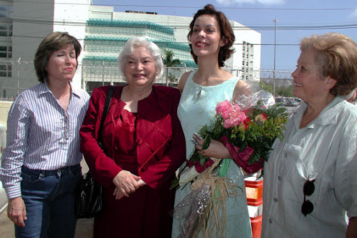 Lolita Lebrón y María de lourdes Santiago en ocasión de la salida de prisión de un grupo de mujeres del PIP que protestaron por Vieques - abril 2002