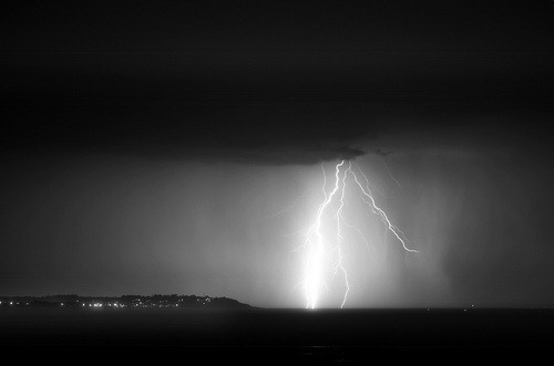 bw-lightning-down