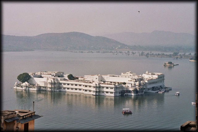 [udaipur-lake-palace[4].jpg]