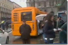 L'autista abbondona l'autobus a Piazza Mancini