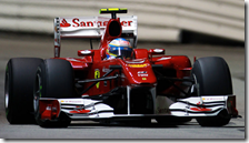 Alonso con la Ferrari nelle qualifiche del gran premio di Singapore