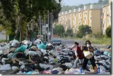 I rifiuti per le strade di Napoli