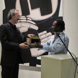 Dr. Hanke erhält die Listros-Box.JPG