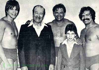 [2.1 Eddie Guerrero family1[3].jpg]