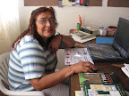 Lic. Elvia de Rosero preparando material para los niños