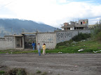 Al fondo se puede ver parcialmente la casa, junto a la puerta principal y por dentro hay una casita para el cuidador