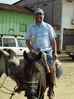 Pastor sonriente y temeroso