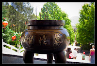 Nádoba na čmoudíky před pagodou