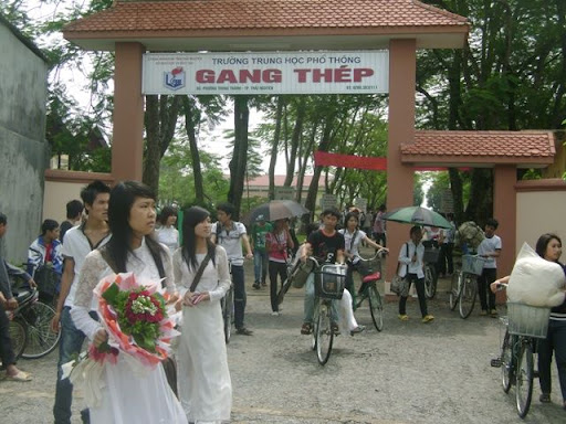 Cổng mới của trường THPT Gang Thép giờ tan trường