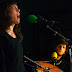 pict06.jpg, Karoline de la Serna, formée au chant classique, a choisi de chanter en espagnol pour se retrouver . Ses compositions, regroupées sur l'album Traduzca, marquent un retour à ses racines et lui permettent d'expérimenter de nouvelles sonorités et de nouvelles sensations., Karoline de la Serna en session acoustique