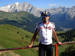 El Passo Sella. Al fondo la Marmolada.