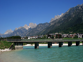 Auronzo di Cadore. Puente sobre el lago y al fondo las Tres Cimas de Lavaredo.