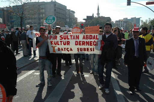 Milyonlarca Alevi Kad�k�y'de 'Ayr�mc�l��a Kar�� E�it Yurtta�l�k Hakk�' mitinginde bulu�tu