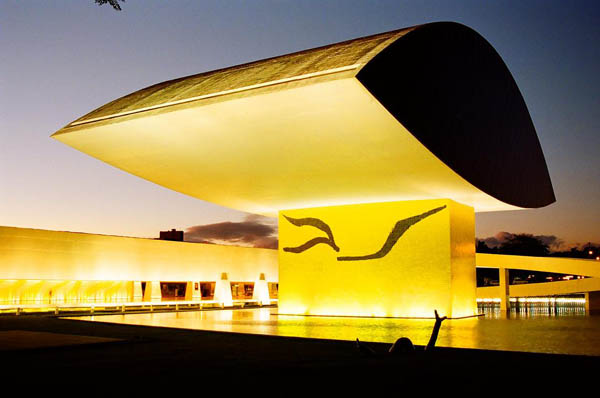 Oscar-Niemeyer-Museum.jpg