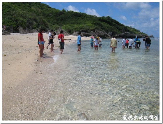 小琉球的海水非常清澈，還有白色的沙灘可以玩水。 