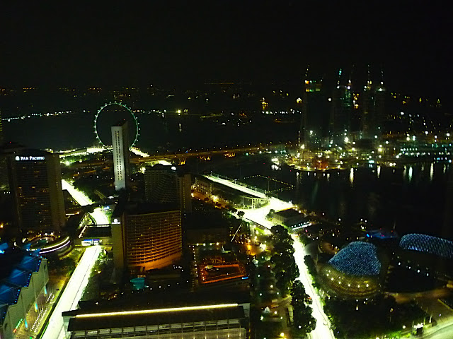 Blick auf Marina Bay, hinten rechts, das Esplanade unten rechts und den Singapore Flyer (Riesenrad) Blick auf Marina Bay, hinten rechts, das Esplanade unten rechts und den Singapore Flyer (Riesenrad)