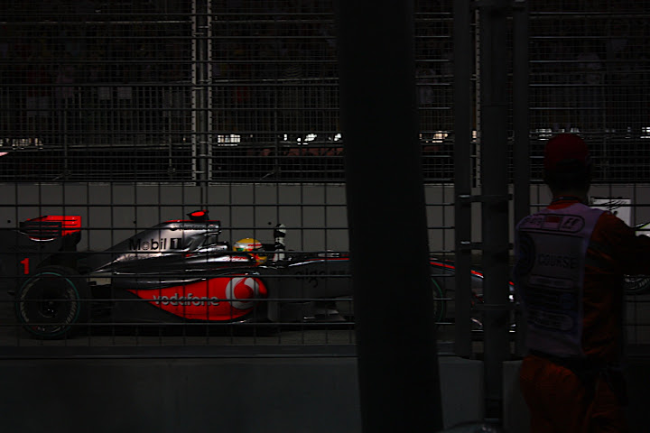 Da freut er sich der Hamilton nach dem Sieg des Grand Prix von Singapore