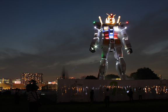 Gundam statue in Odaiba, from pinktentacle.com