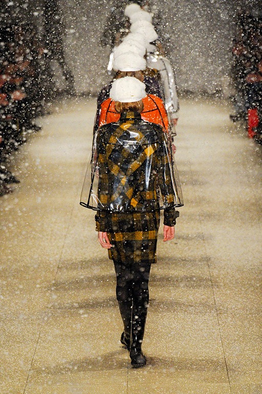 [BURBERRY-PRORSUM-FALL-2011-RTW-PODIUM-064_runway[1].jpg]