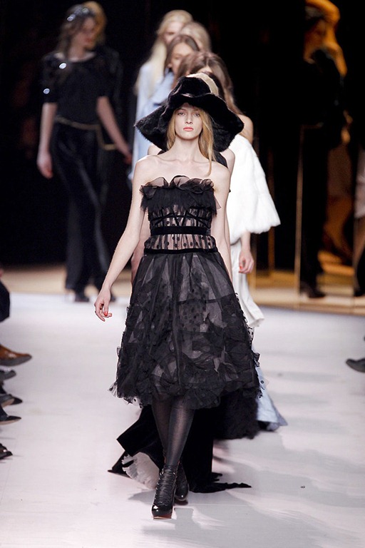 [Nina-ricci-FALL-2011-RTW-podium-041_show_fullscreen_view[3].jpg]