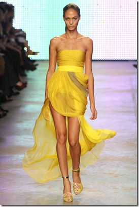 GIAMBATTISTA-VALLI-SPRING-RTW-2011-PODIUM-040_runway
