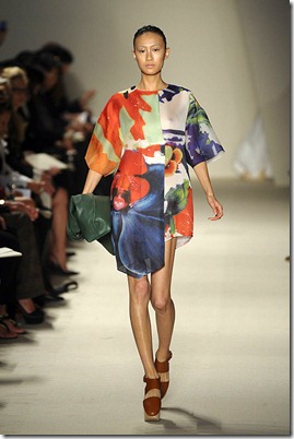 AKRIS-SPRING-2011-RTW-PODIUM-006_runway