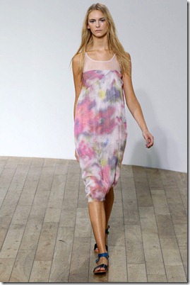 NICOLE-FARHI-SPRING-RTW-2011-PODIUM-031_runway