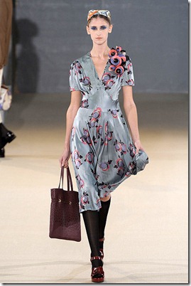 Rochas-SPRING-2011-RTW-PODIUM-005_runway