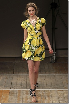 MOSCHINO-CHEAP-AND-CHIC-SPRING-RTW-2011-PODIUM-015_runway
