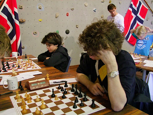 GM Jon Ludvig med Aryan og Lars Oskar på hver side.