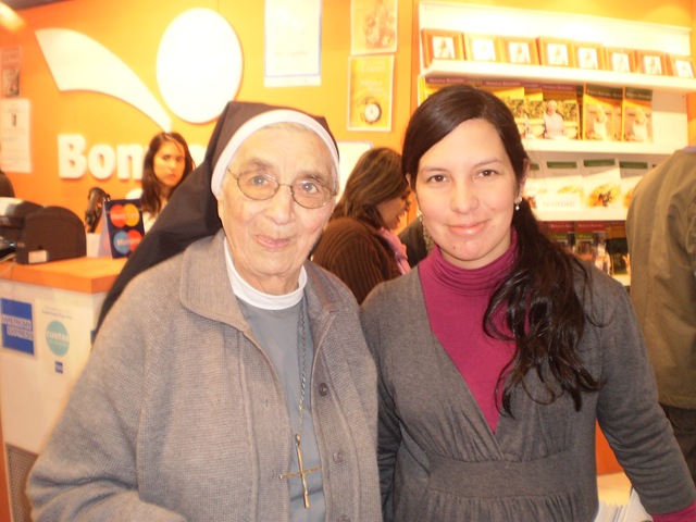 [Hna Bernarda en la Feria del Libro[4].jpg]