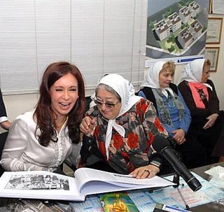 [a Cristina Kirchner y Bonafini se rien[3].jpg]
