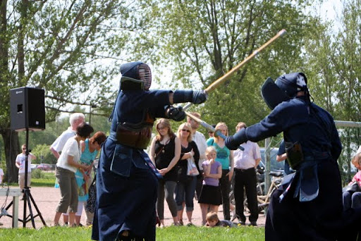 Osuma käteen, ennen vastustajan miekan osumista päähän. Miten olisi oikeilla miekoilla käynyt?