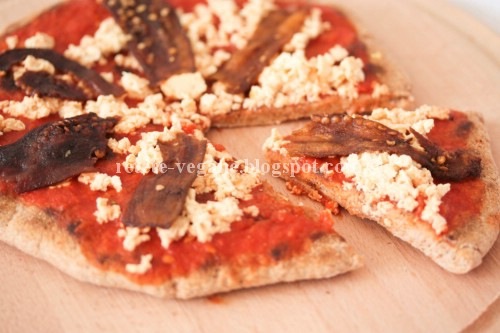 Articole culinare : Pizza rapida cu bacon de vinete si tofu afumat