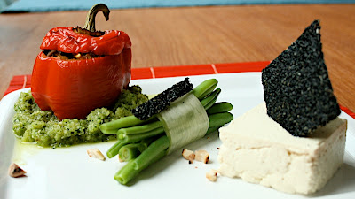 Poivron farci, fagot de haricots verts, fromage de soja frais, crackers de sésame noir