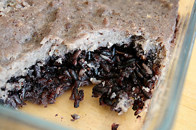 mousse de lentilles et graines de lin sur gâteau de riz violet, cuisson vapeur
