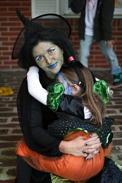 [halloween 2010 sarah and mom[2].jpg]