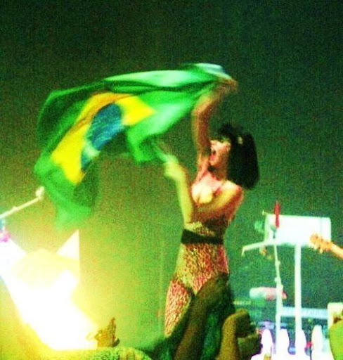Em um show em Portugal Katy estendeu a bandeira do Brasil no palco!