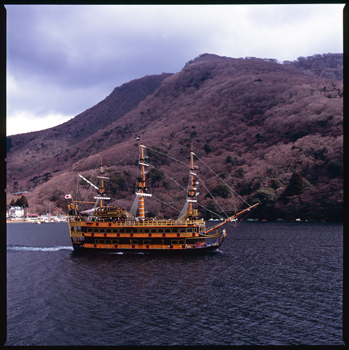HASSELBLAD 503CW、Carl Zeiss Planar T* CFE 80mm F2.8、FUJICHROME Velvia 100F、SEKONIC L-758D
