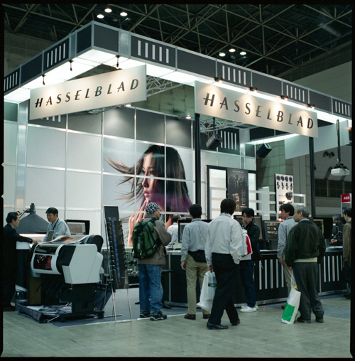 HASSELBLAD 503CW、Carl Zeiss Planar T* CFE 80mm F2.8、FUJICOLOR PRO800、スポット測光、手持ち