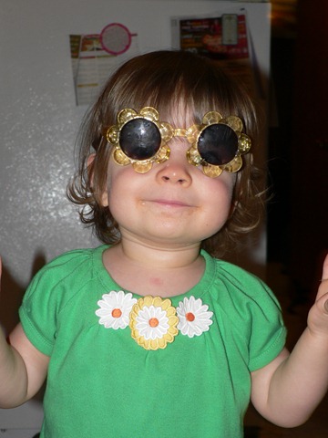 [Sept 1 2010 daisy glasses b 005[3].jpg]