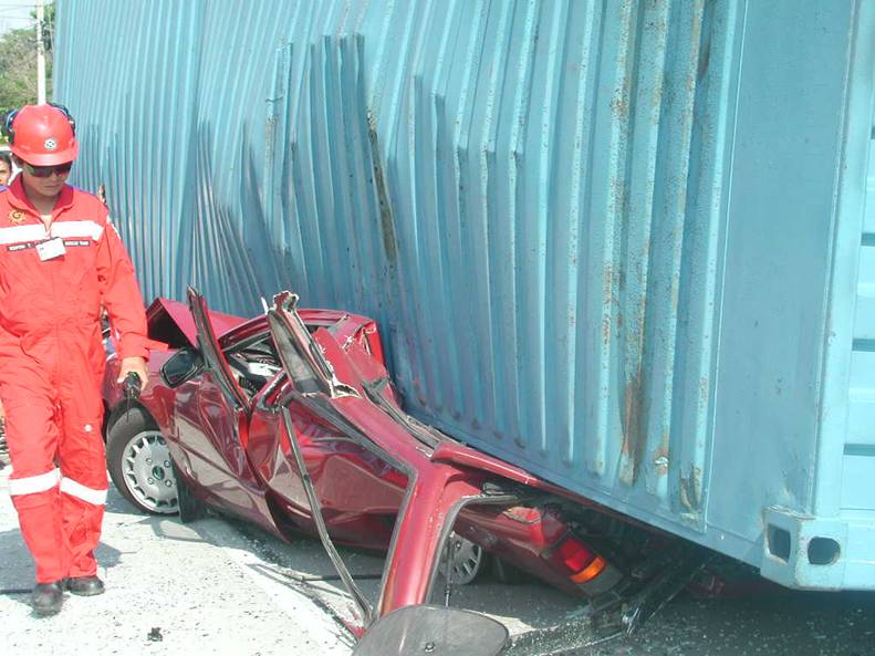 [Reasons-Not-To-Drive-Close-To-Container-Trucks (4).jpg]