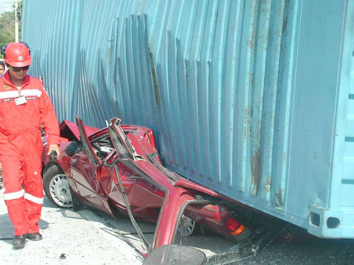 Reasons not to drive close to container trucks Reasons not to drive close to container trucks