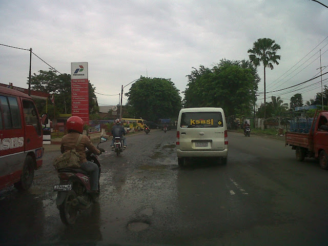 kerusakan jalan raya serang